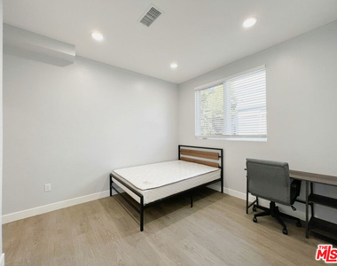 2641 S Budlong Avenue - Photo Thumbnail 9