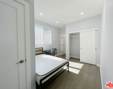 2641 S Budlong Avenue - Photo Thumbnail 5