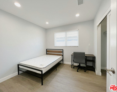 2641 S Budlong Avenue - Photo Thumbnail 17