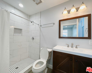 2641 S Budlong Avenue - Photo Thumbnail 10
