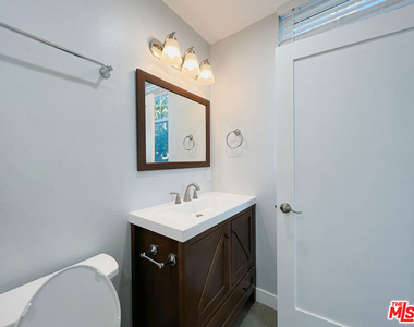 2641 S Budlong Avenue - Photo Thumbnail 19