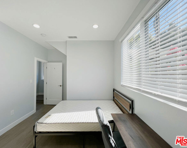 2641 S Budlong Avenue - Photo Thumbnail 18