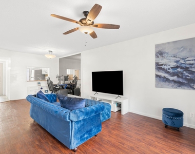 1101 Crystal Lake Drive - Photo Thumbnail 5