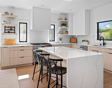 31 Atlantic Avenue - Photo Thumbnail 2