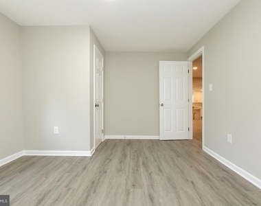 9520 48th Avenue - Photo Thumbnail 35