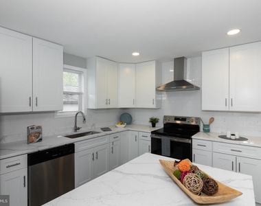 9520 48th Avenue - Photo Thumbnail 14