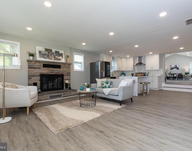 9520 48th Avenue - Photo Thumbnail 4