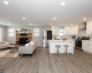 9520 48th Avenue - Photo Thumbnail 3