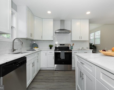9520 48th Avenue - Photo Thumbnail 13