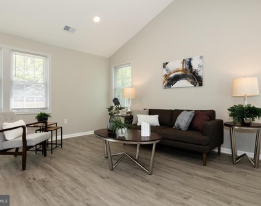 9520 48th Avenue - Photo Thumbnail 20