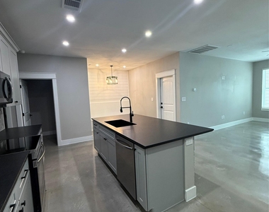 201 N Vandeveer St - Photo Thumbnail 3