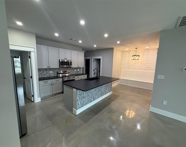 201 N Vandeveer St - Photo Thumbnail 1