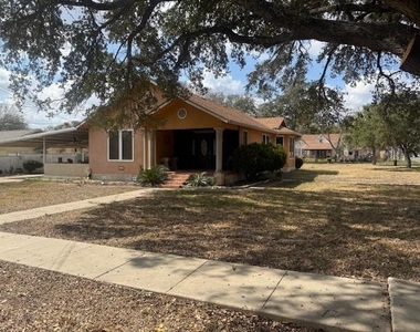 600 Pecan Ave - Photo Thumbnail 1