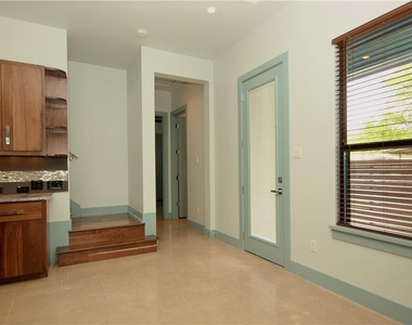 306 Franklin Blvd - Photo Thumbnail 8