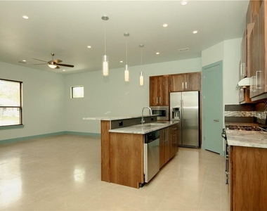 306 Franklin Blvd - Photo Thumbnail 4