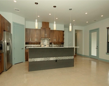 306 Franklin Blvd - Photo Thumbnail 5