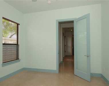 306 Franklin Blvd - Photo Thumbnail 10