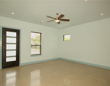 306 Franklin Blvd - Photo Thumbnail 3