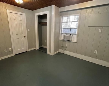 903 W 30th St - Photo Thumbnail 6