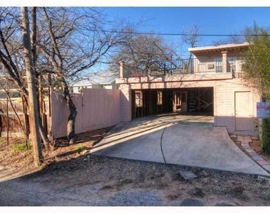 903 W 30th St - Photo Thumbnail 8
