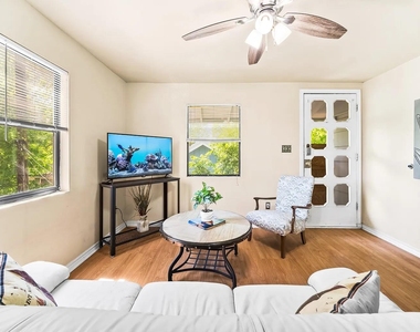 4812 Avenue G - Photo Thumbnail 2