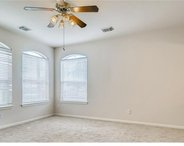 1821 Briarton Ln N - Photo Thumbnail 7