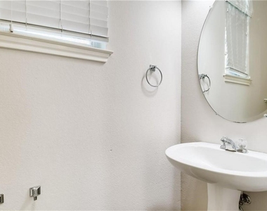 1821 Briarton Ln N - Photo Thumbnail 9