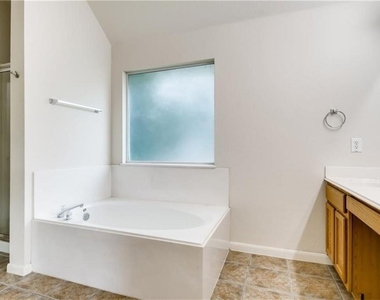1821 Briarton Ln N - Photo Thumbnail 18