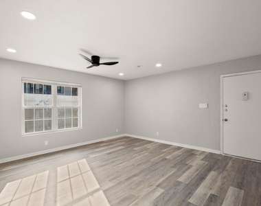 910 Duncan Ln - Photo Thumbnail 3