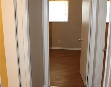 606 W 51st St - Photo Thumbnail 1