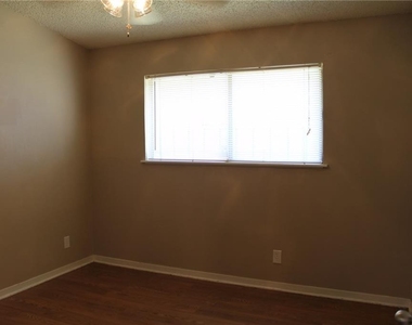 606 W 51st St - Photo Thumbnail 3