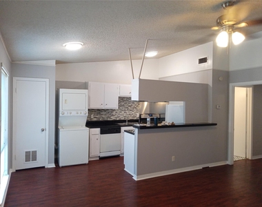 606 W 51st St - Photo Thumbnail 9