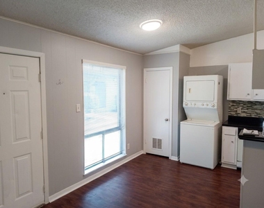 606 W 51st St - Photo Thumbnail 4
