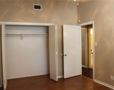 606 W 51st St - Photo Thumbnail 6