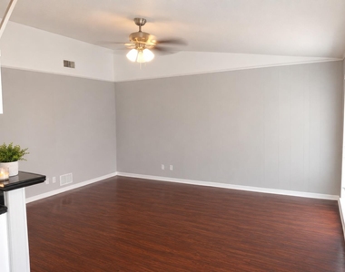 606 W 51st St - Photo Thumbnail 3
