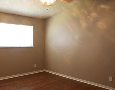 606 W 51st St - Photo Thumbnail 5