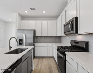 368 Woods Lane - Photo Thumbnail 4