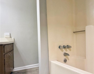 524 Julius Dr - Photo Thumbnail 8