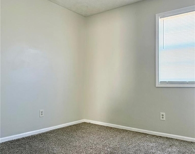524 Julius Dr - Photo Thumbnail 9