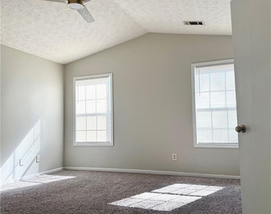 524 Julius Dr - Photo Thumbnail 12