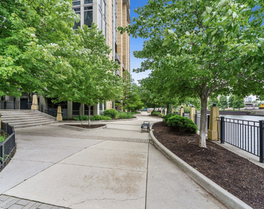 700 N Larrabee Street - Photo Thumbnail 16