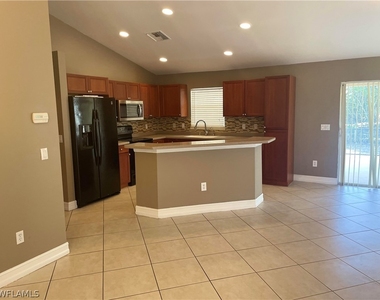 2615 19th Street W - Photo Thumbnail 3