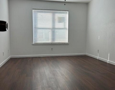 10555 Turtlewood Court - Photo Thumbnail 11