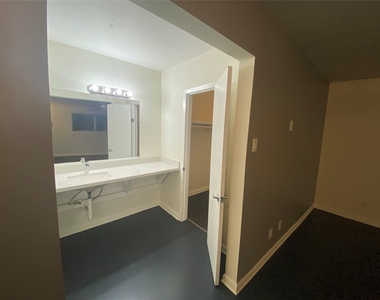 219 West Alabama - Photo Thumbnail 3