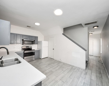 10217 Teneha Drive - Photo Thumbnail 12