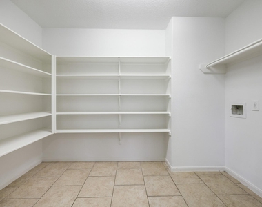 4906 Siros Isle Court - Photo Thumbnail 8