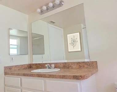 2820 Dupont Street S - Photo Thumbnail 13