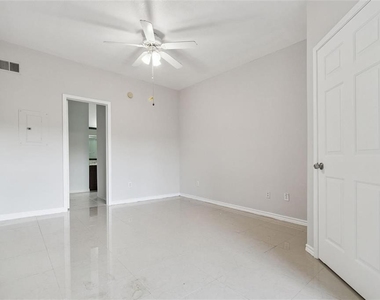 4304 Bayside Village Drive - Photo Thumbnail 5