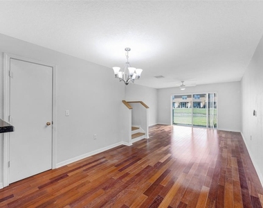 6928 Hawthorne Trace Lane - Photo Thumbnail 15