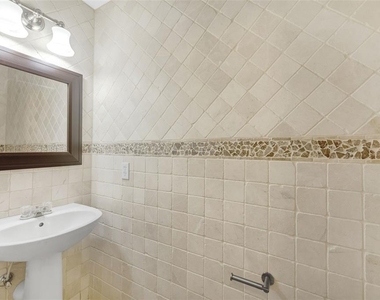 6928 Hawthorne Trace Lane - Photo Thumbnail 11